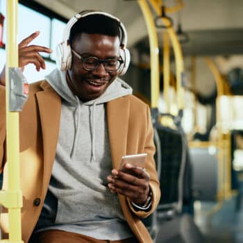 Homme écoutant de la musique
