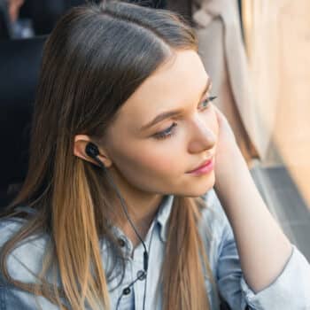 femme écoutant de la musique