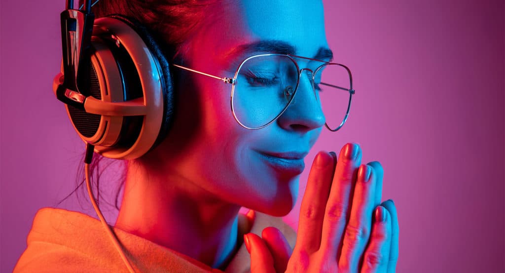 Femme écoutant de la musique