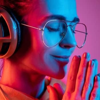 Femme écoutant de la musique