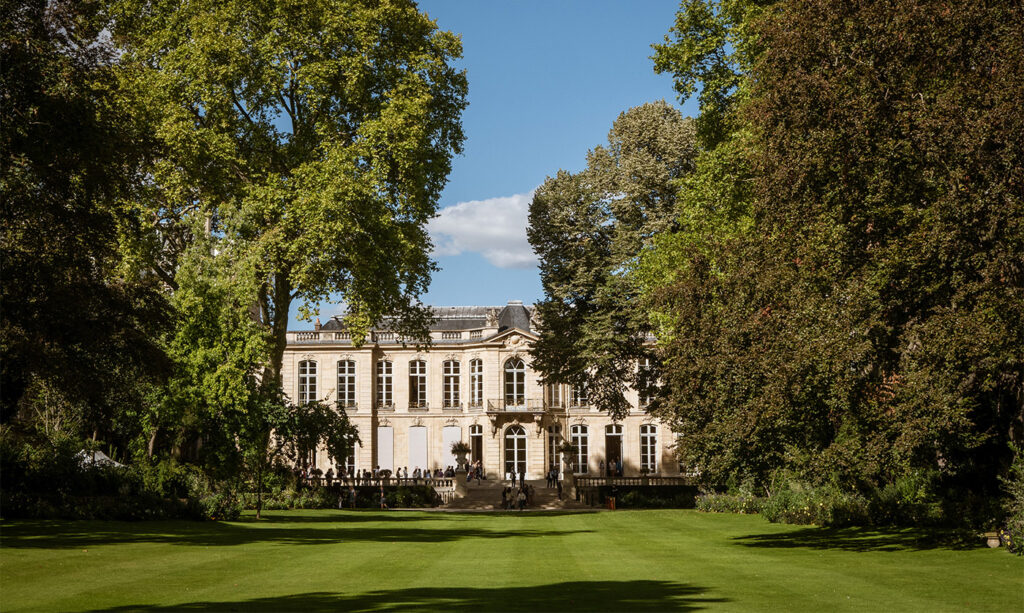 What does the Hôtel de Matignon, the residence of the French Prime Minister, look like? 15