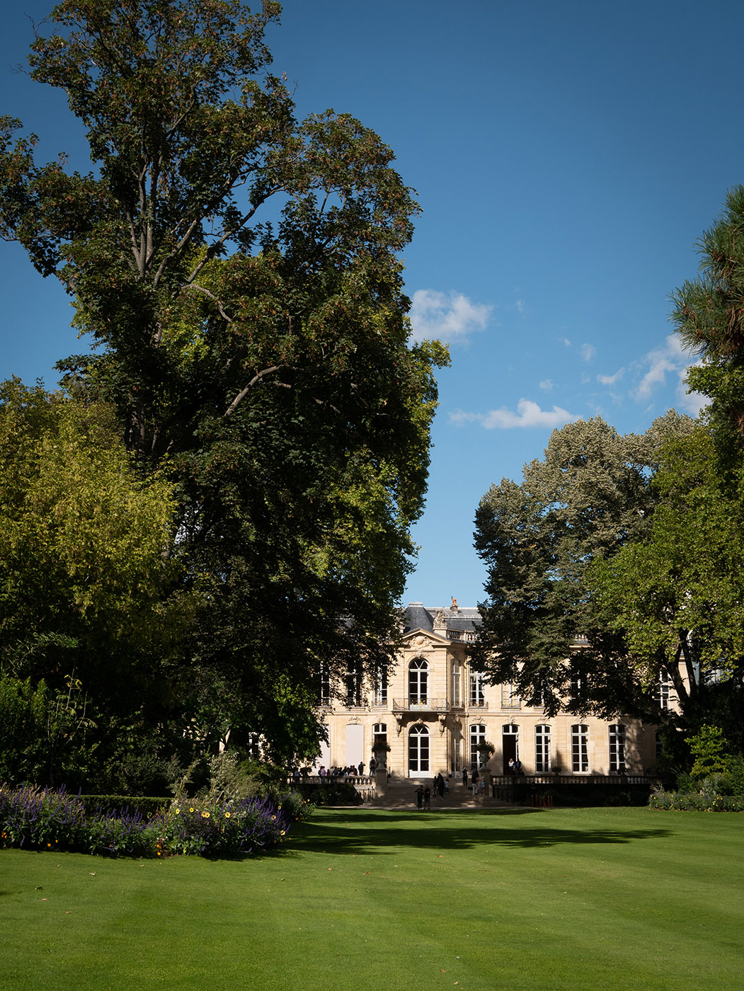What does the Hôtel de Matignon, the residence of the French Prime Minister, look like? 17