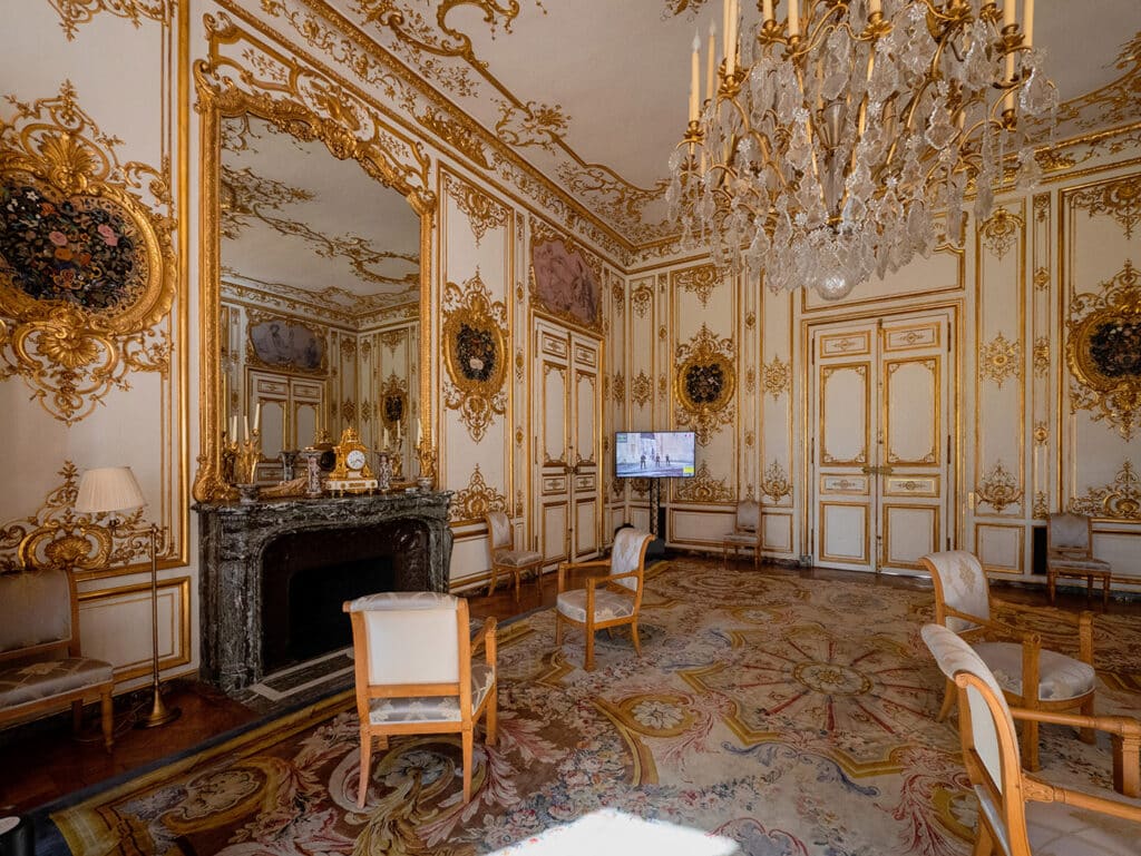 What does the Hôtel de Matignon, the residence of the French Prime Minister, look like? 12