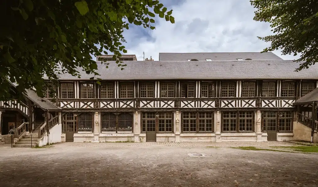 L’insolite aître Saint-Maclou de Rouen : un ancien cimetière devenu lieu de vie 12