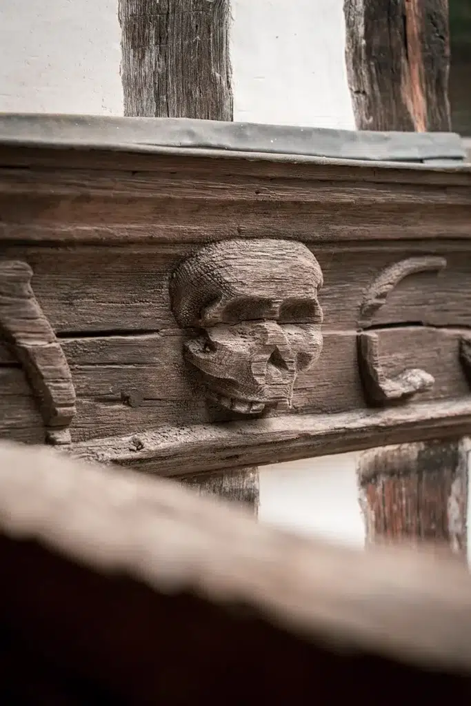 L’insolite aître Saint-Maclou de Rouen : un ancien cimetière devenu lieu de vie 8