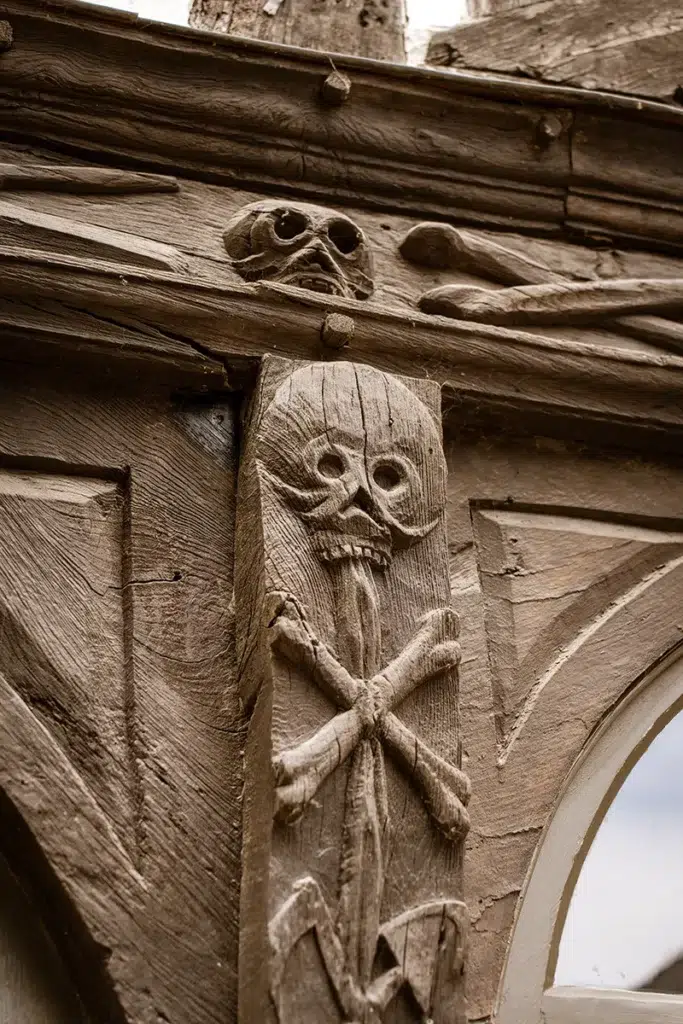 L’insolite aître Saint-Maclou de Rouen : un ancien cimetière devenu lieu de vie 8