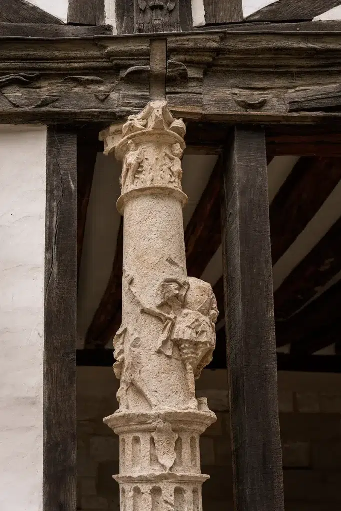 Visite de l'aître Saint-Maclou de Rouen