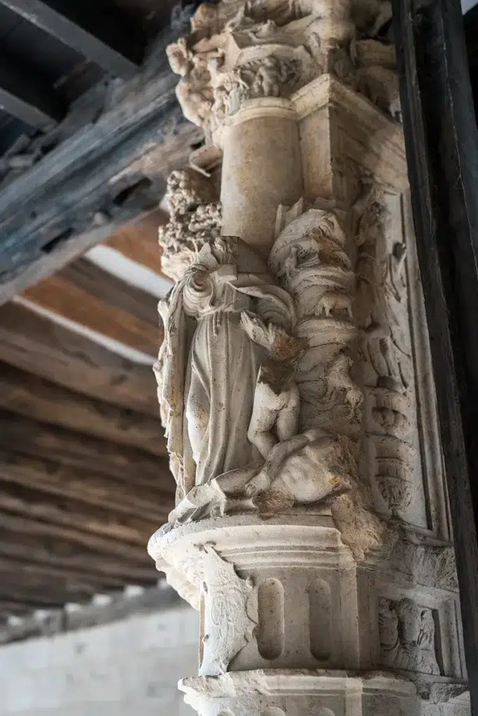 L’insolite aître Saint-Maclou de Rouen : un ancien cimetière devenu lieu de vie 3