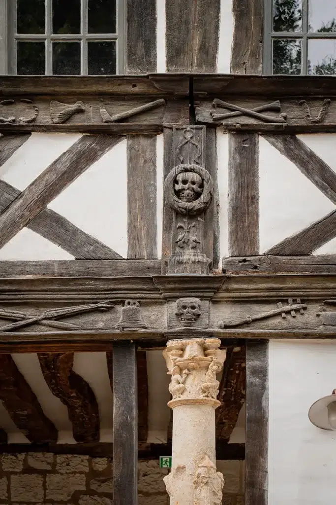 L’insolite aître Saint-Maclou de Rouen : un ancien cimetière devenu lieu de vie 8