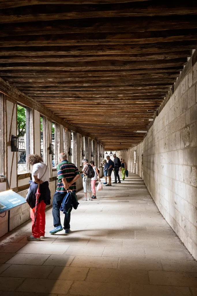 L’insolite aître Saint-Maclou de Rouen : un ancien cimetière devenu lieu de vie 10