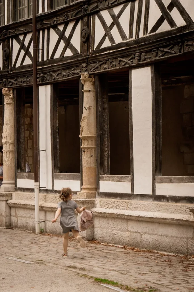 L’insolite aître Saint-Maclou de Rouen : un ancien cimetière devenu lieu de vie 16