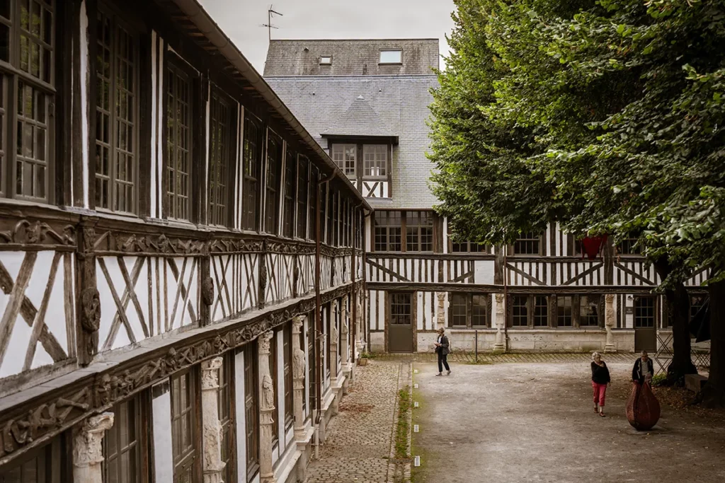 L’insolite aître Saint-Maclou de Rouen : un ancien cimetière devenu lieu de vie 9