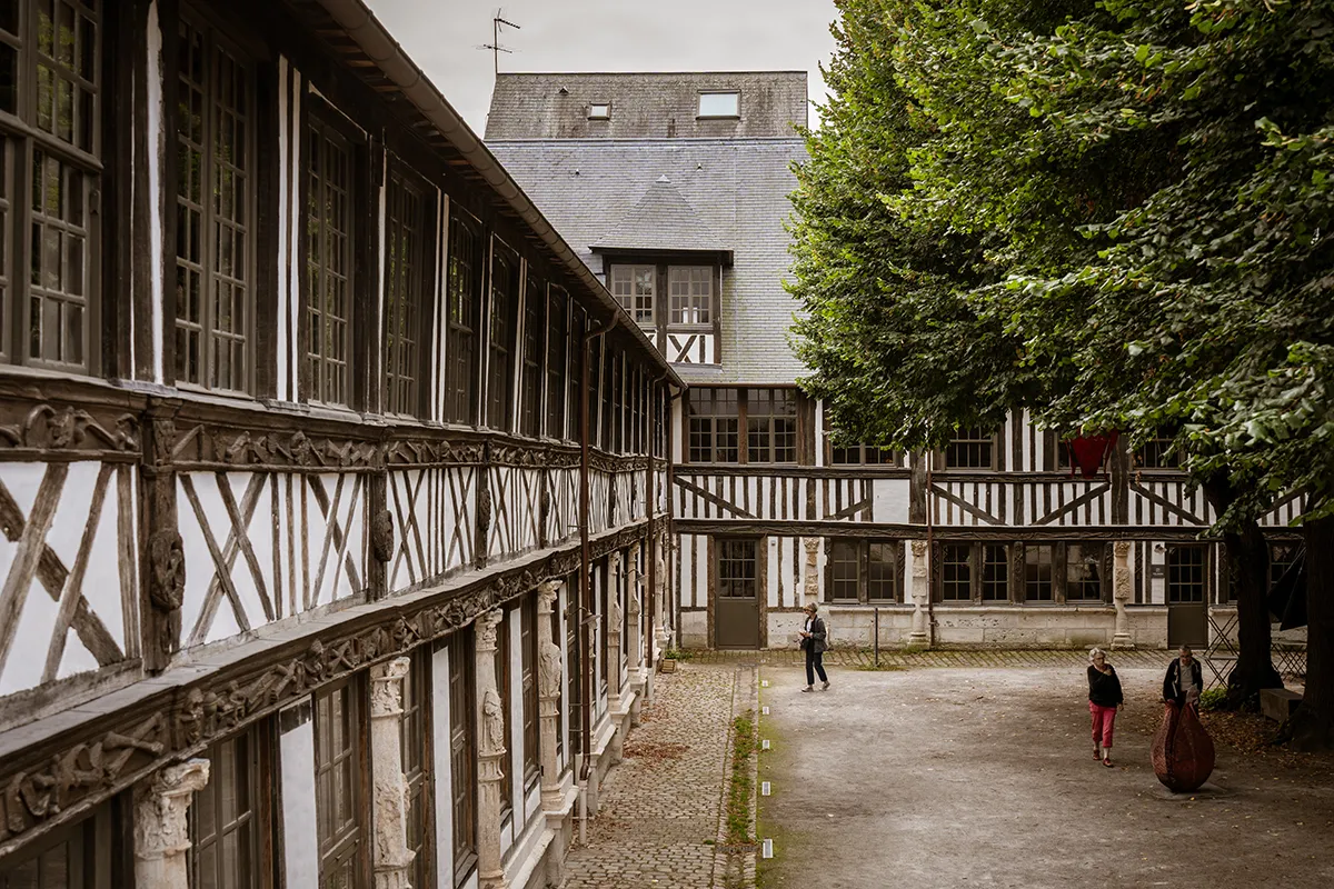 L’insolite aître Saint-Maclou de Rouen : un ancien cimetière devenu lieu de vie 14