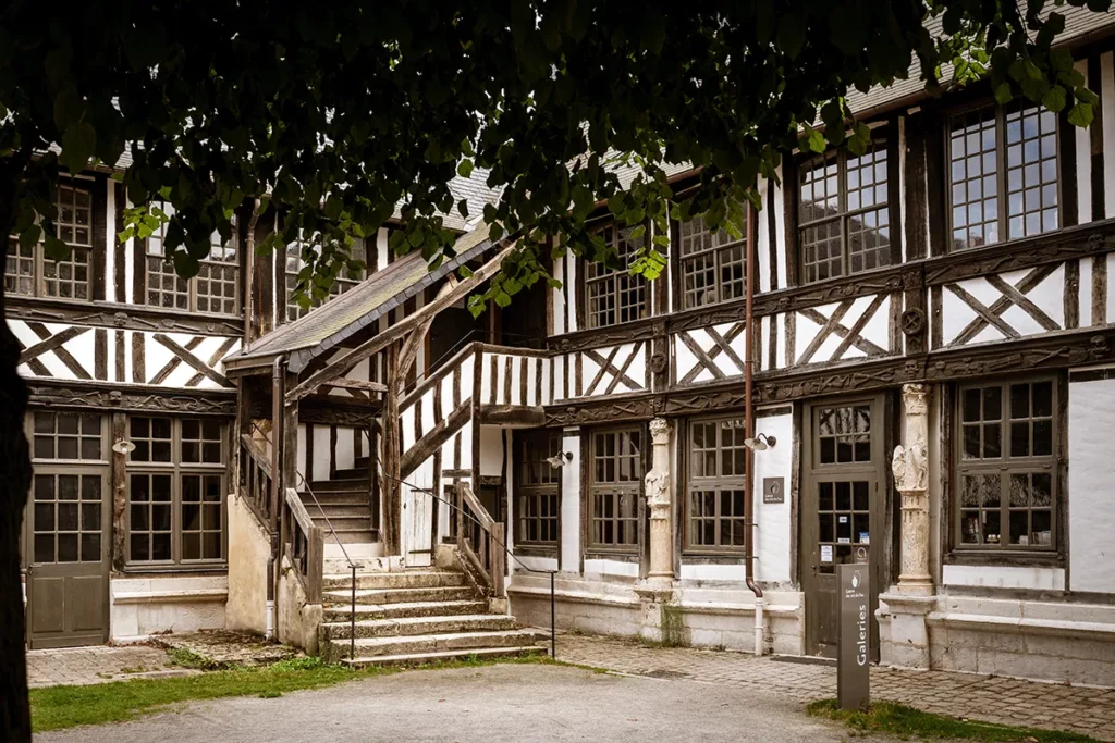 L’insolite aître Saint-Maclou de Rouen : un ancien cimetière devenu lieu de vie 14