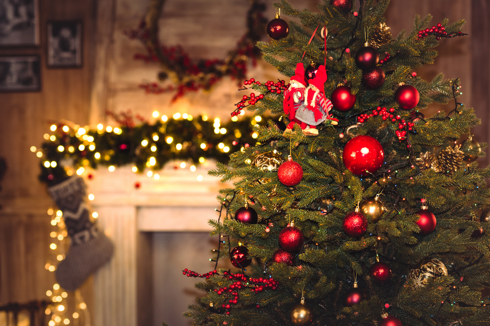 Décorations de Noël suspendues au sapin