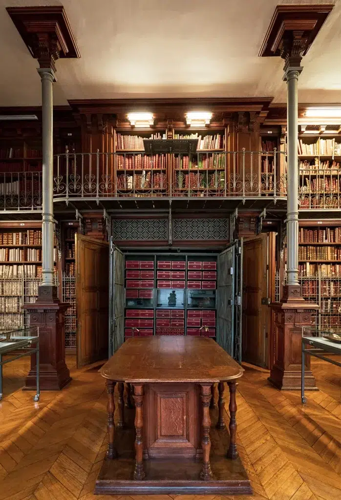 L'armoire de fer des Archives nationales