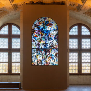 Kim En Joong à Chambord : quand l'art du vitrail dialogue avec l'architecture du château 3