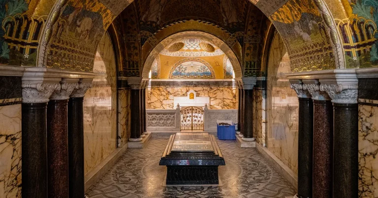 crypte-tombeau-pasteur-01