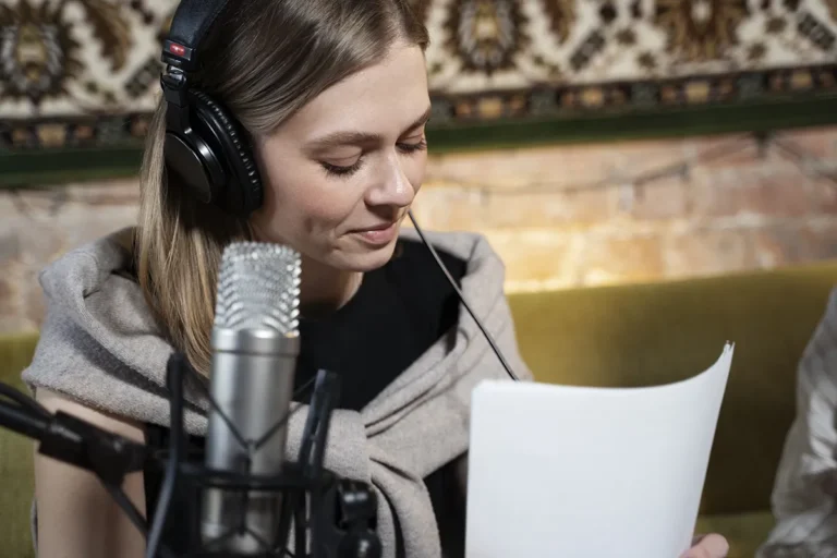 woman-wearing-headphones-running-podcast-using-microphone-copie