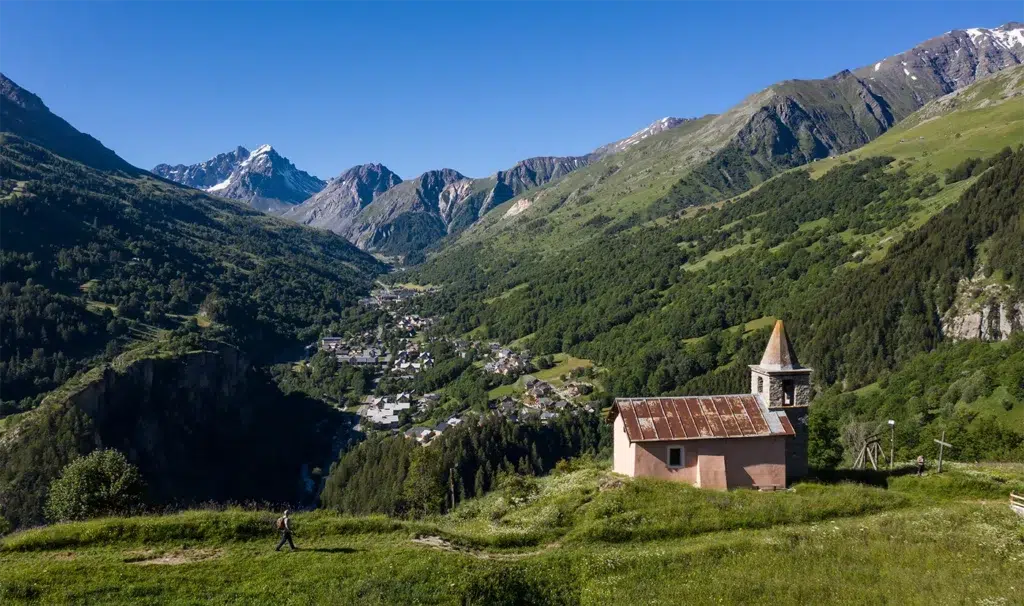 Une escapade en Auvergne-Rhône-Alpes : entre sommets alpins et mémoire vivante 1