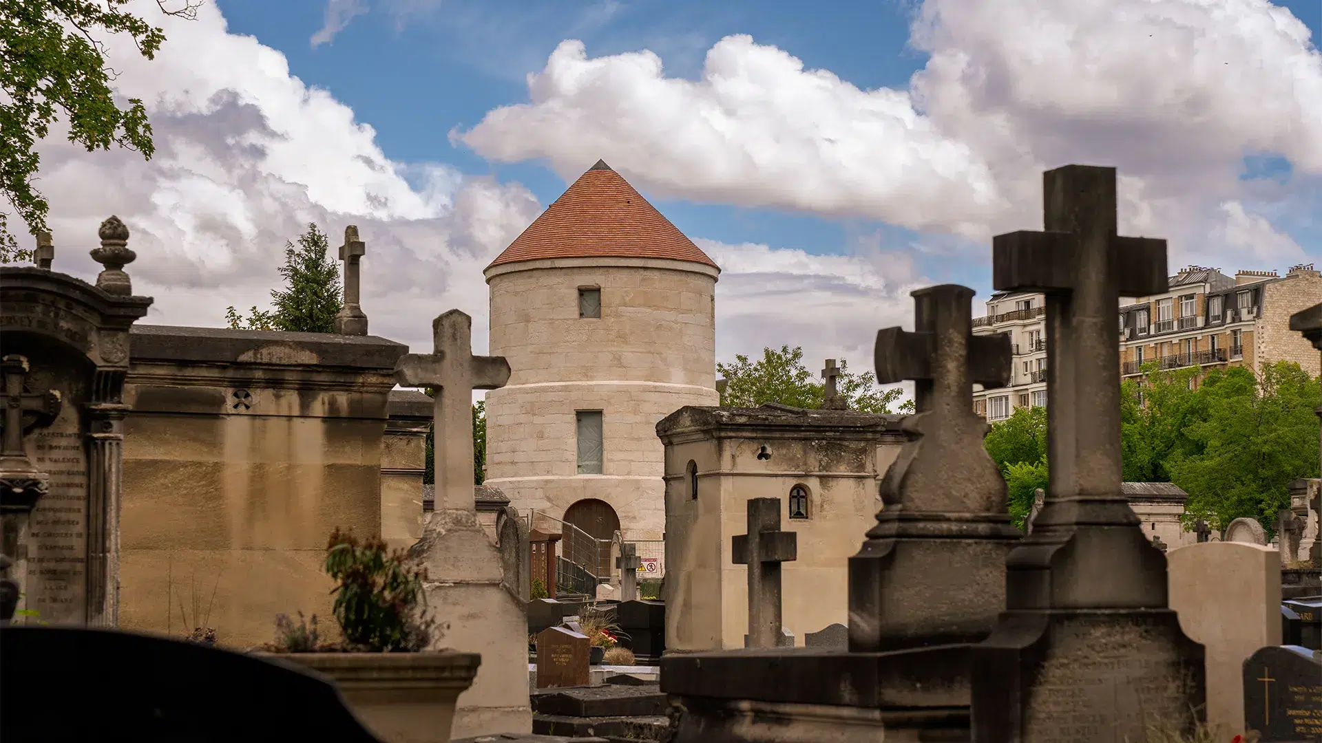 Le moulin de la charité au cimentière du Montparnasse à Paris