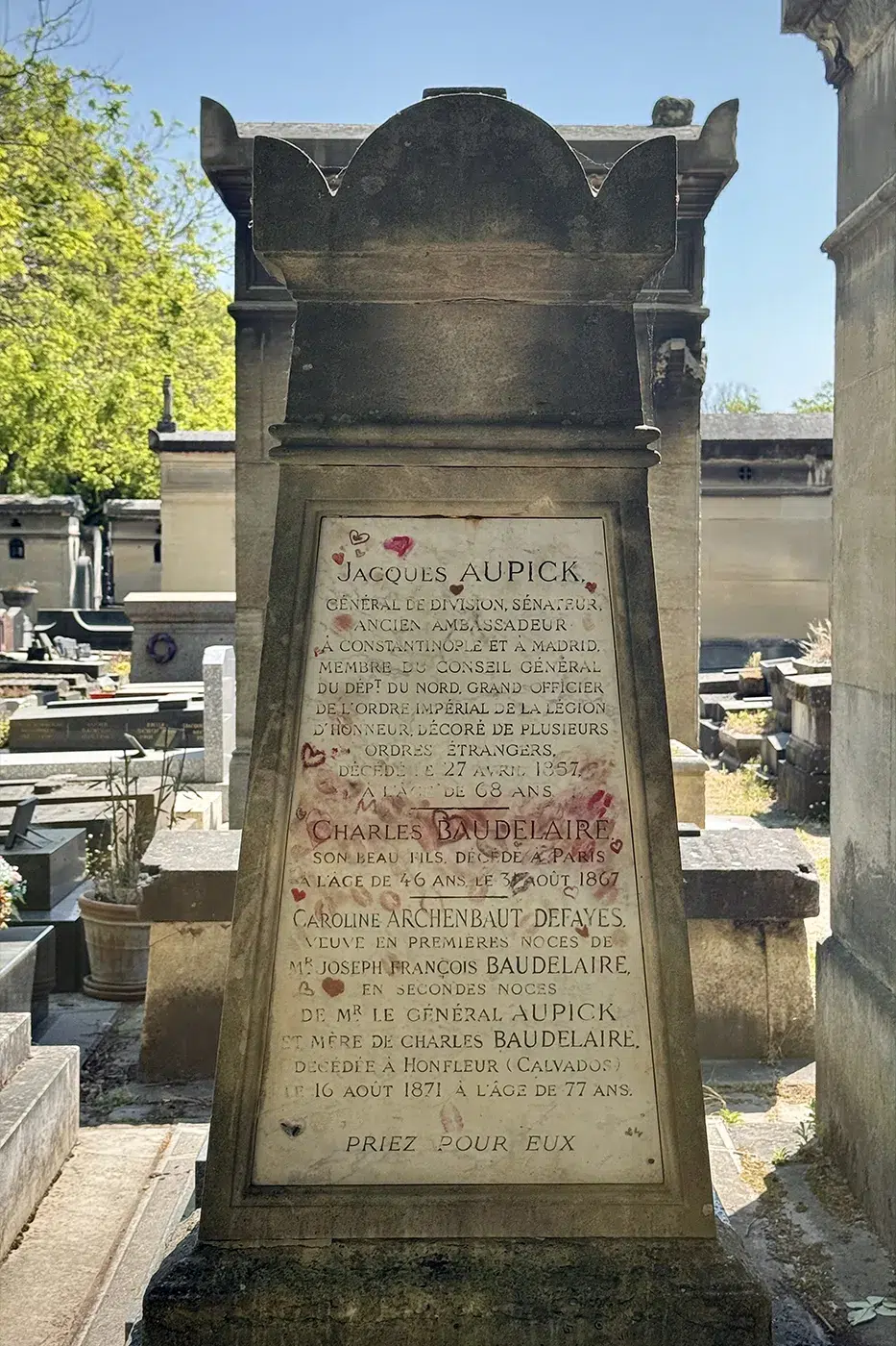 Le dernier moulin de Paris est caché dans un cimetière 4 Le dernier moulin de Paris est caché dans un cimetière 2
